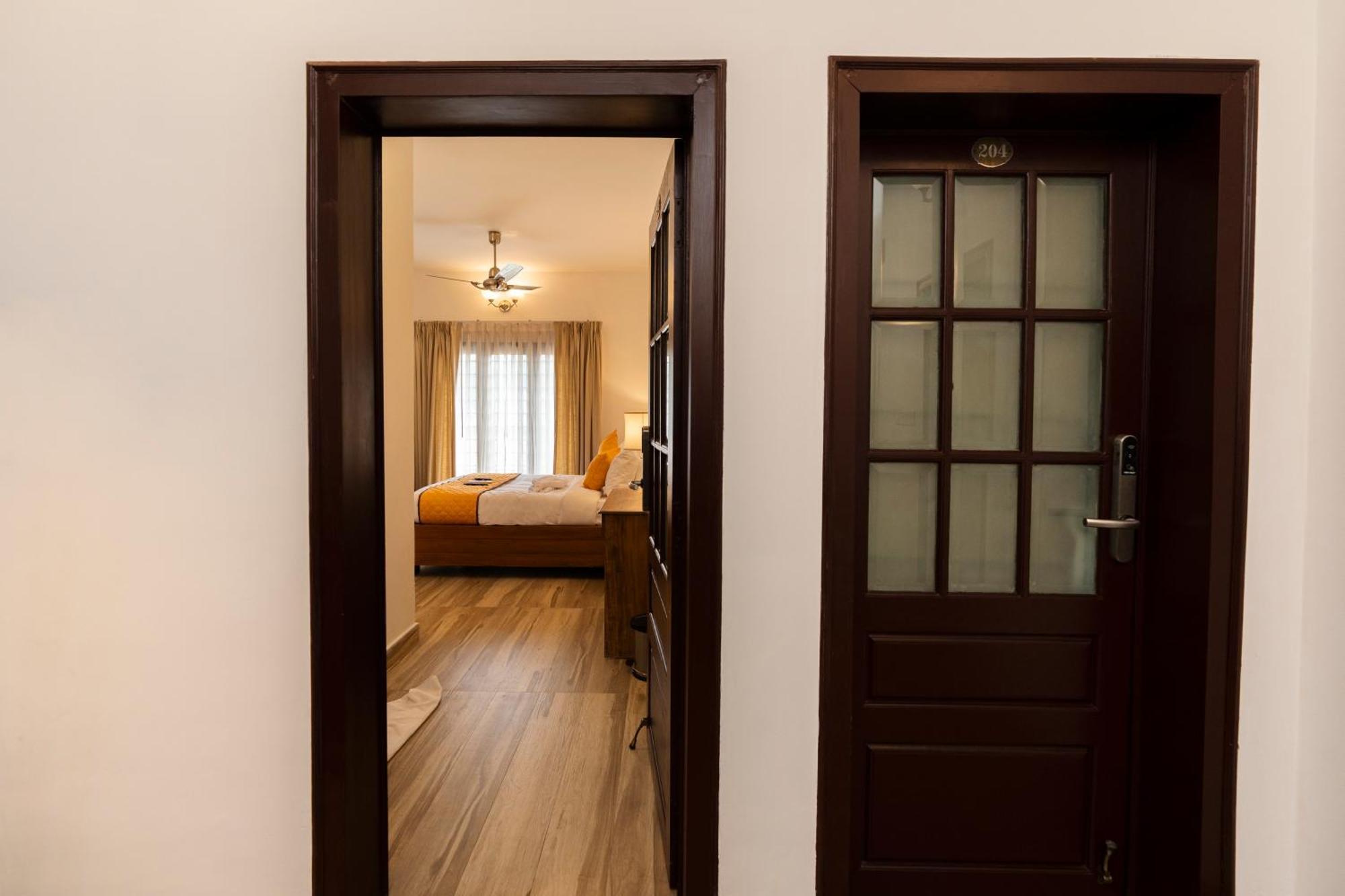 Solo Inn By Hawk Hospitality Kochi Eksteriør billede